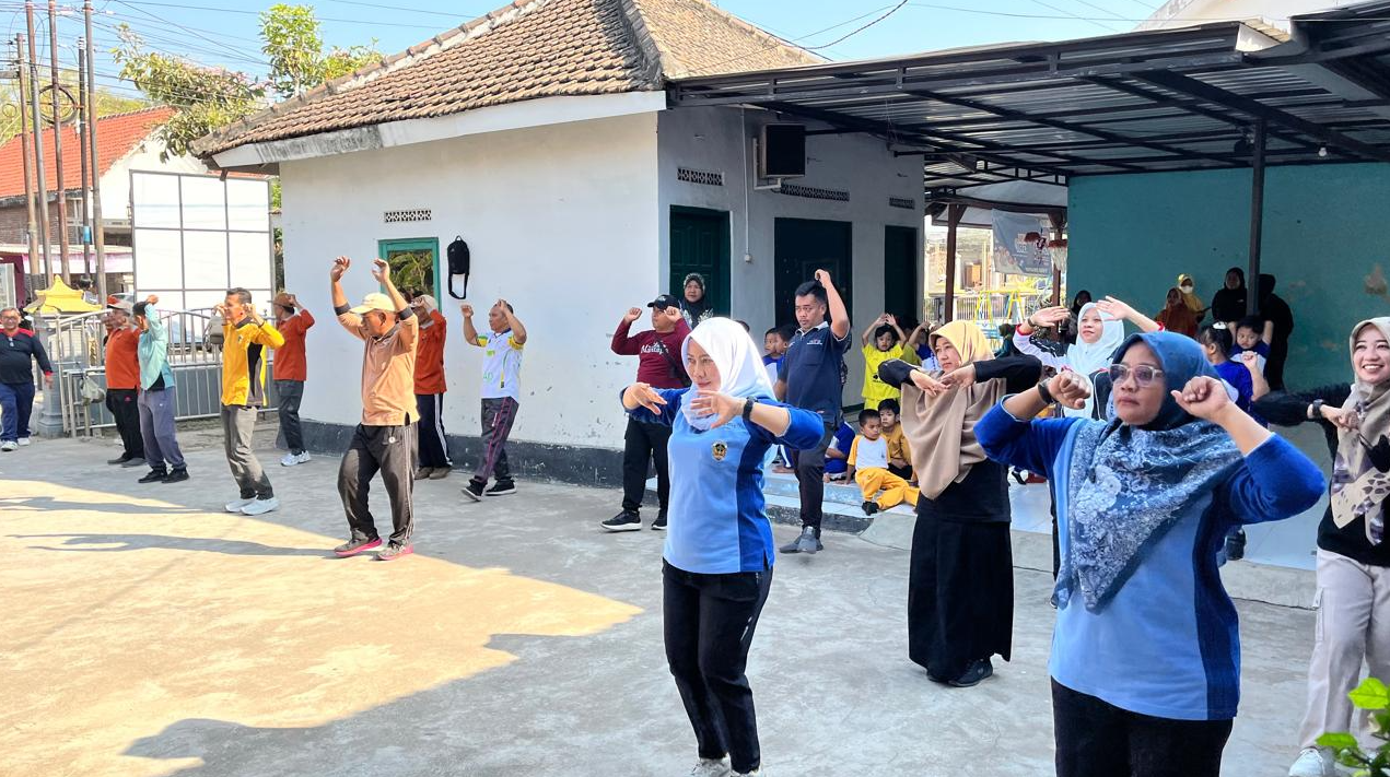 Penuh Semangat dan Kebersamaan, Kecamatan Gelar Senam Bersama di Desa Sirapan
