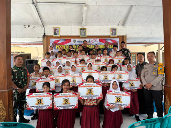 Pemerintah Desa Sirapan Serahkan Dukungan Pendidikan bagi Siswa Berprestasi SDN Sirapan 1 dan 2