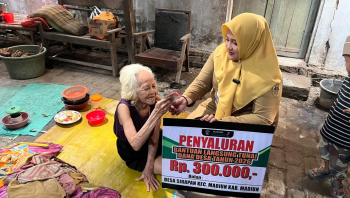 Momen Hangat Pj Kepala Desa Sirapan Ketuk Pintu Rumah Warga Bagikan Bantuan Desa