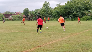 Laga Seru di Sirapan Sport Center: Elang Putra Sirapan Tantang Pemkab U40!